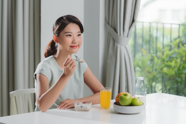 Jolie fille repas heureux manger un petit déjeuner sain le matin