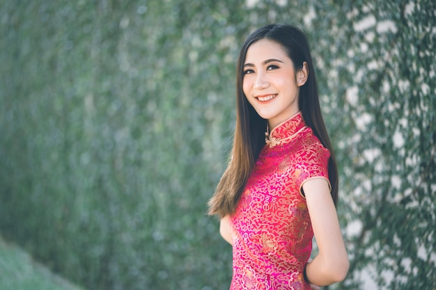 Jolie fille avec une robe chinoise traditionnelle cheongsam