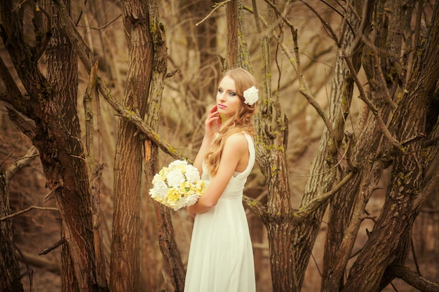 Jolie fille en robe à l&#39;extérieur.