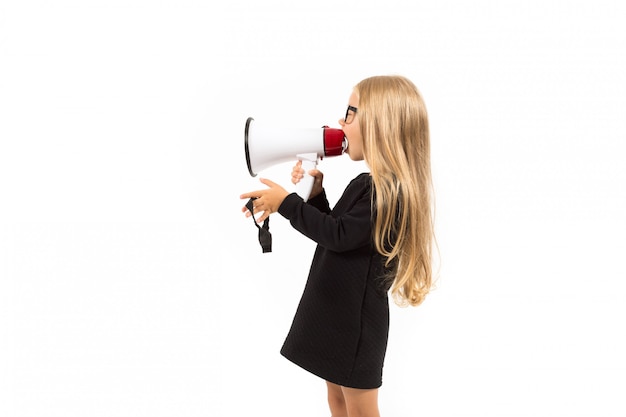 jolie fille en robe noire tenir le mégaphone