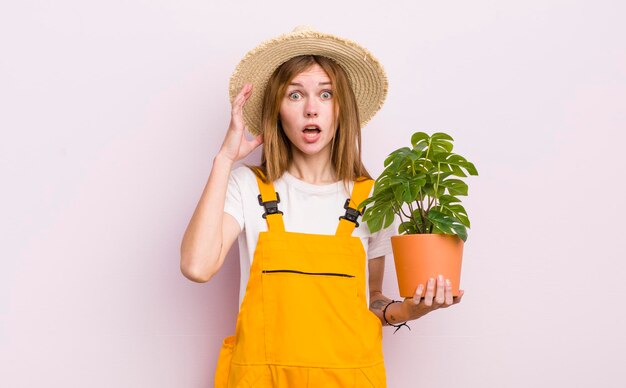 Jolie fille rousse criant avec les mains dans l'usine d'air et le concept de jardinage