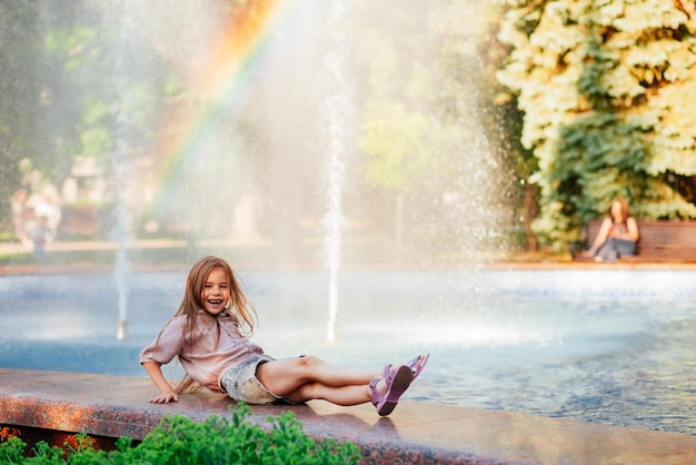 Photo jolie fille s'amusant au bord de la piscine