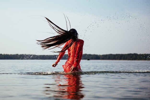 Jolie fille se baigne dans l'eau