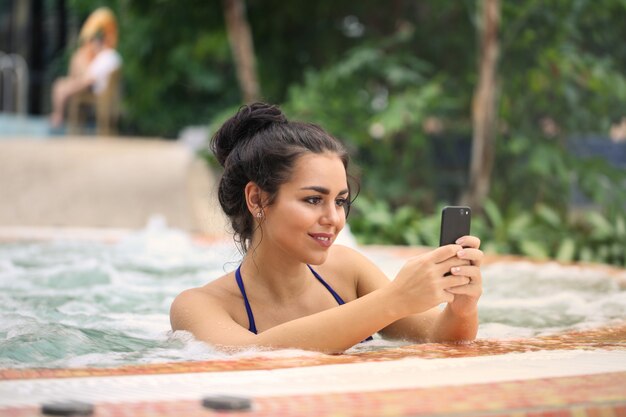 Jolie Fille Se Détendre Dans Le Spa