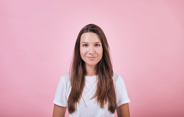 Jolie fille séduisante calme avec un t-shirt blanc