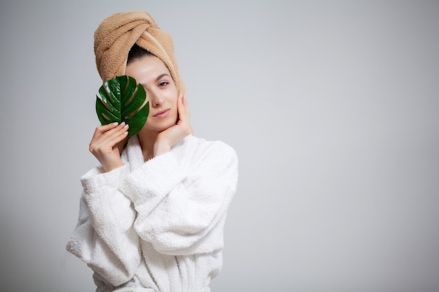 Jolie fille avec une serviette sur la tête après avoir pris une douche