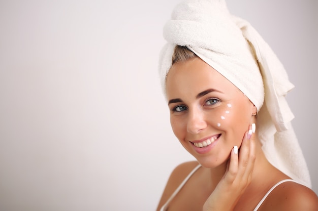 Jolie fille, serviette sur la tête, concept de beauté, soins de la peau, spa, traitement