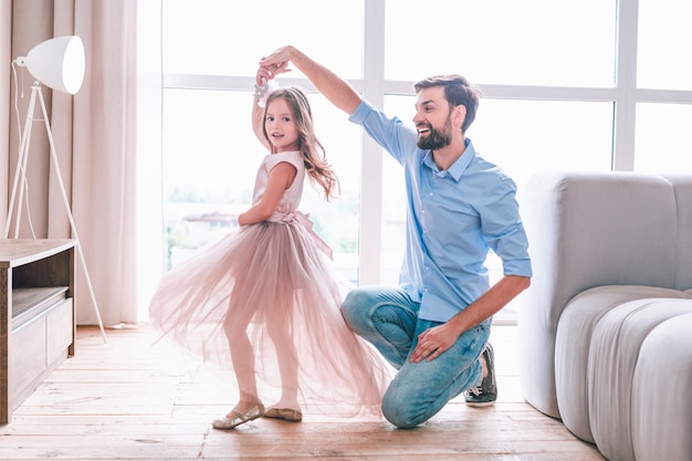Jolie Fille Et Son Père Passent Du Temps Ensemble à La Maison