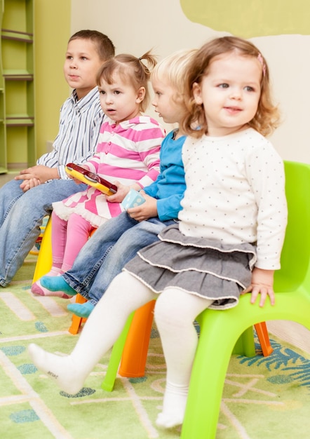 Une jolie fille souriante assise à l'extérieur