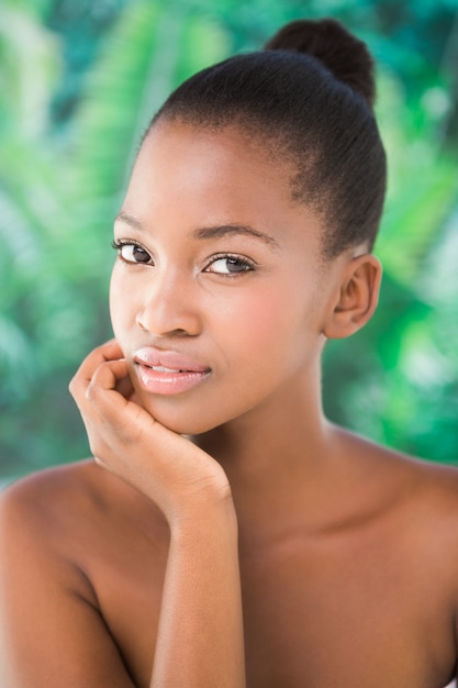 Jolie fille souriante à la caméra