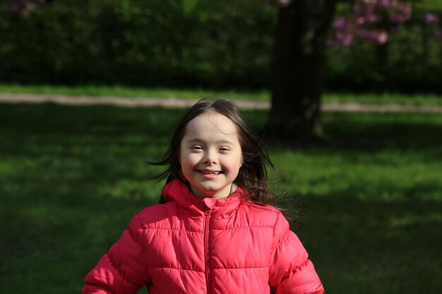 Jolie fille souriante dans le parc