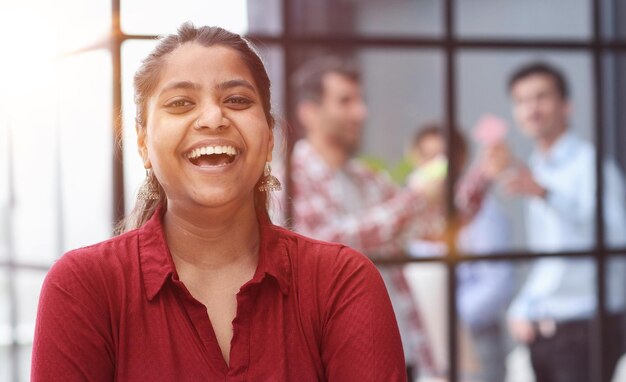 jolie fille souriante debout professionnellement avec les bras croisés à la maison en espérant un nouveau concept d'opportunité