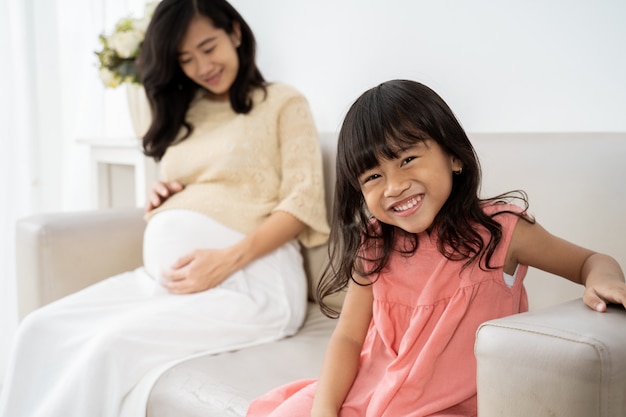 Jolie fille souriante avec mère