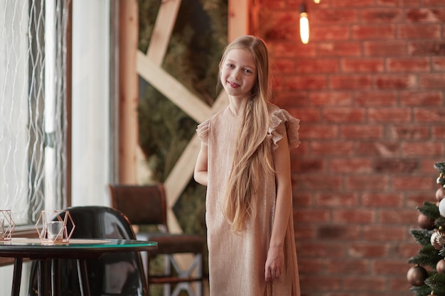 Jolie fille souriante près de la table dans le café