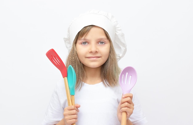 Jolie fille avec une spatule, isolée sur blanc