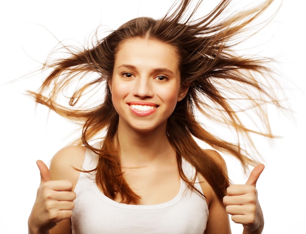 Photo jolie fille avec de superbes cheveux volants. sur fond blanc