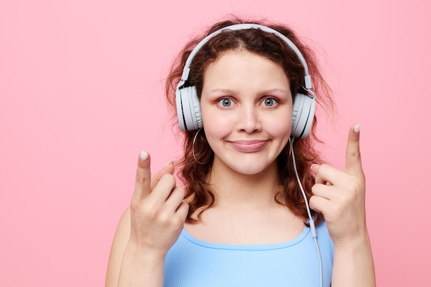 Jolie fille avec la technologie de divertissement d'émotions de musique d'écouteurs