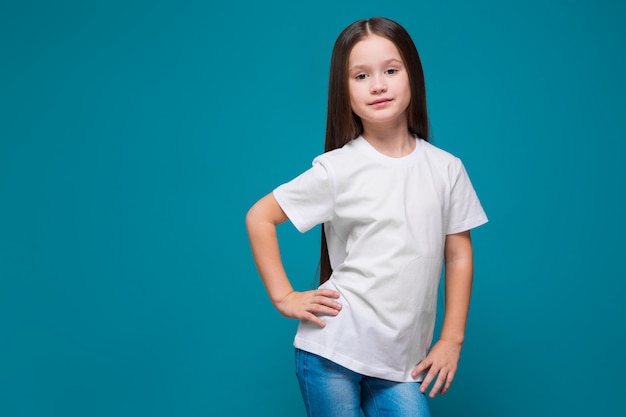 Jolie fille en tee shirt aux cheveux longs