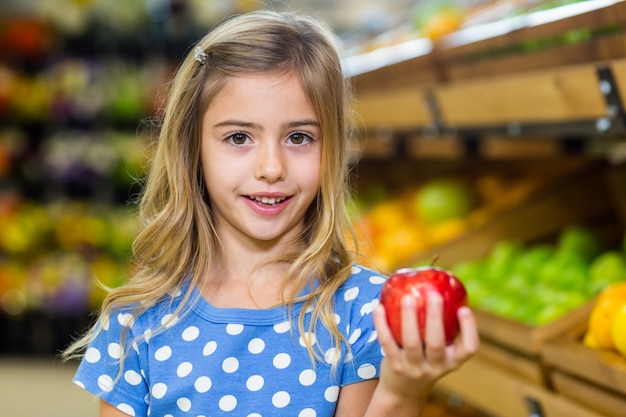 Jolie fille tenant une pomme