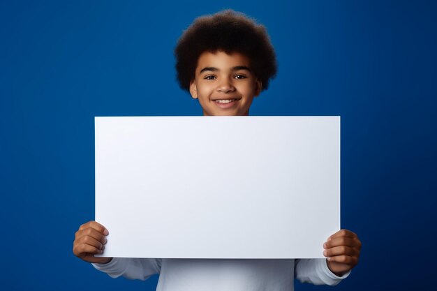 Photo une jolie fille tenant un tableau blanc adapté au texte