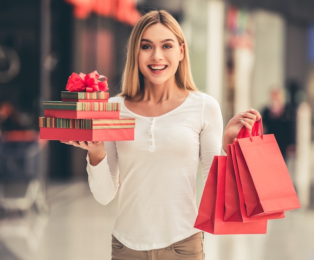 Jolie Fille Tient Des Sacs Et Des Boîtes-cadeaux