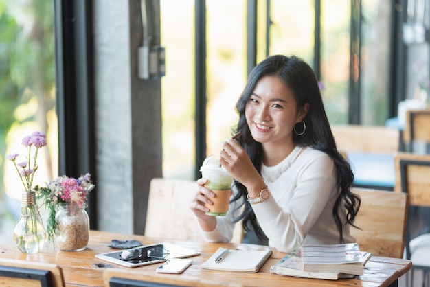 Jolie fille travaillant au café