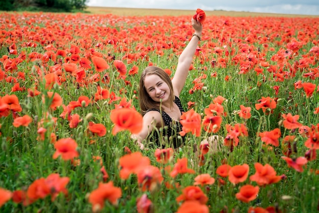 Jolie fille ukrainienne appréciant les fleurs dans la campagne. Heure d'été