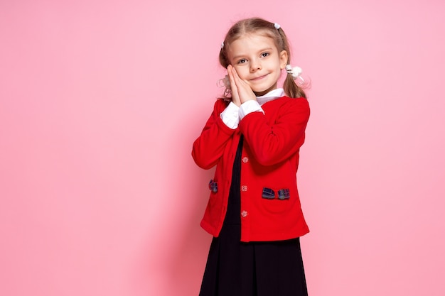 Jolie fille en uniforme d'école