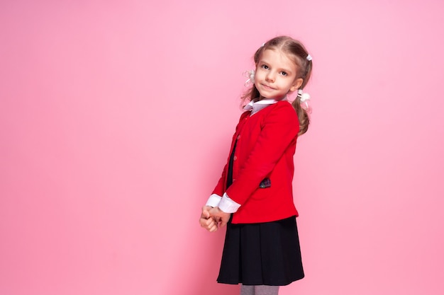 Jolie fille en uniforme d'école