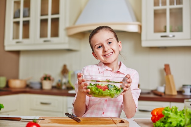 jolie fille unique bol alimentaire