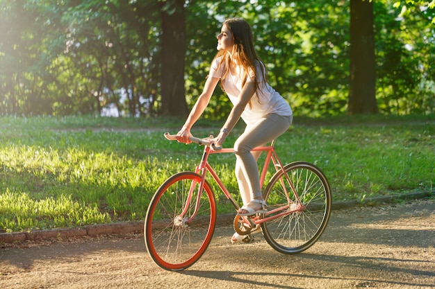 Jolie fille à vélo rose