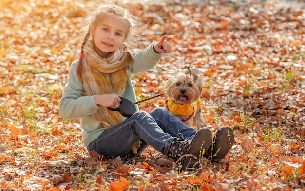 Jolie fille avec yorkshire terrier