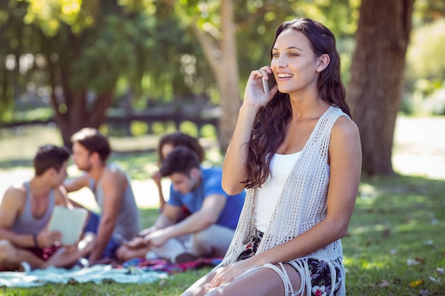 Jolie hipster au téléphone