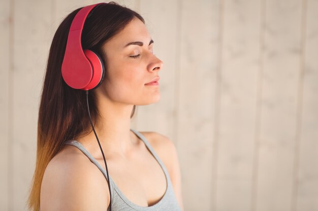 Jolie hipster écoutant de la musique