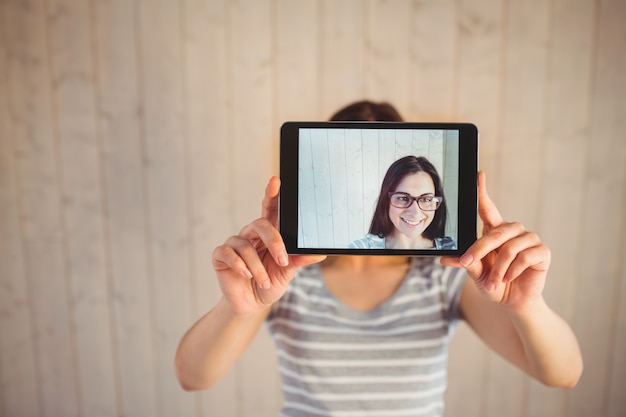 Jolie hipster prenant selfie avec tablette