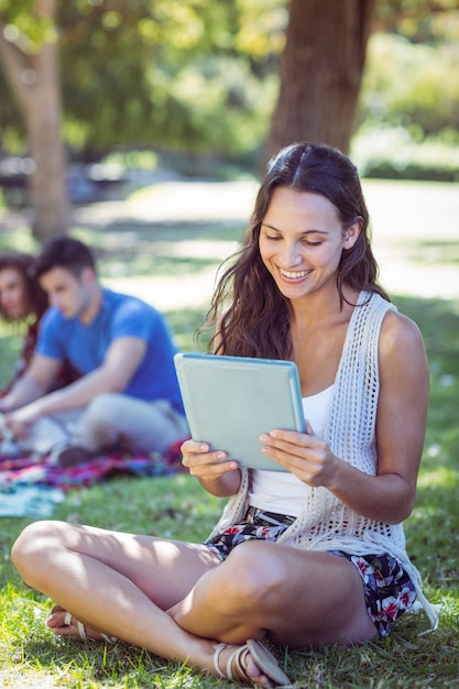 Jolie hipster avec sa tablette