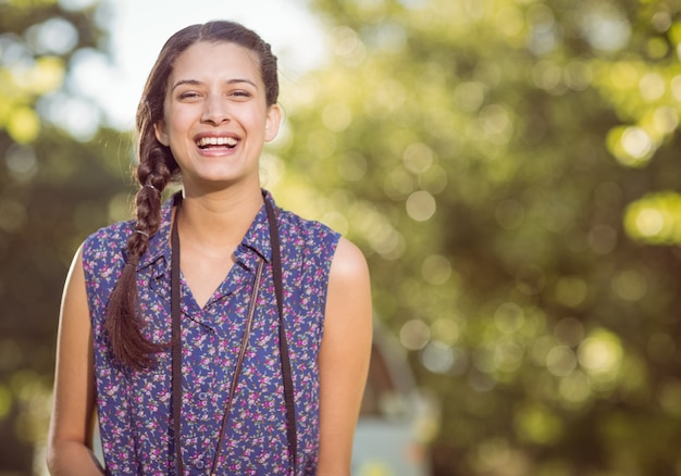 Jolie hipster, souriant à la caméra