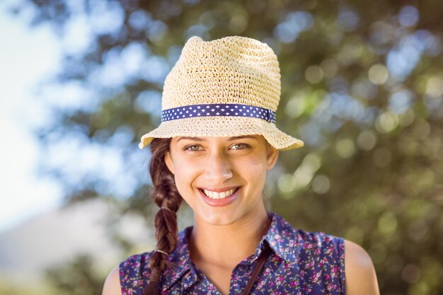 Jolie hipster, souriant à la caméra