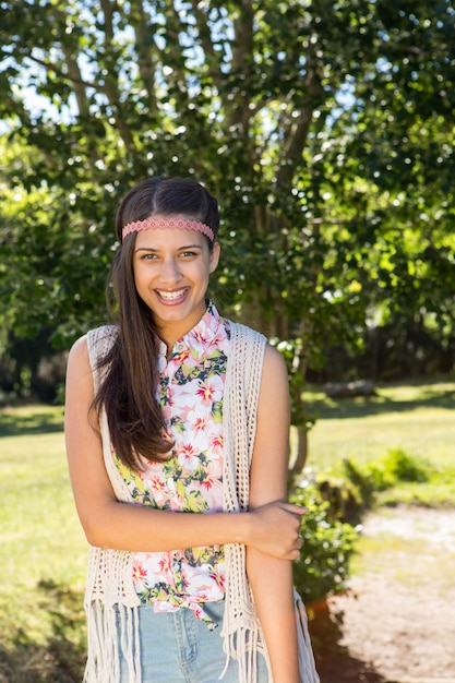 Jolie hipster, souriant à la caméra