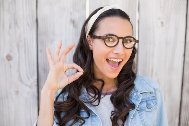 Jolie hipster, souriant à la caméra