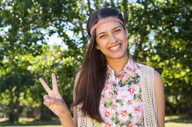 Jolie hipster souriant à la caméra