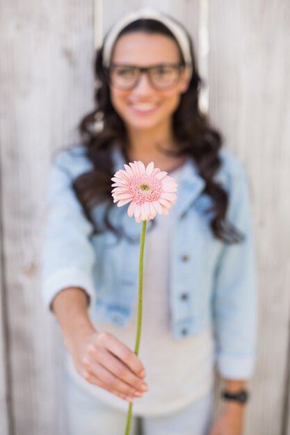 Jolie hipster tenant une fleur