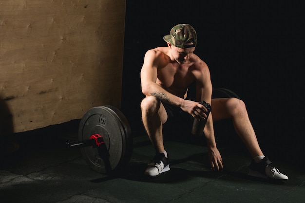 Jolie Homme Fatigué Après L'haltérophilie Au Gymnase