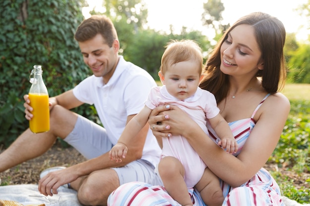 Jolie jeune famille avec petite fille passant du temps