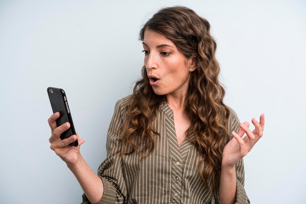 Jolie jeune femme adulte à l'aide de son téléphone intelligent