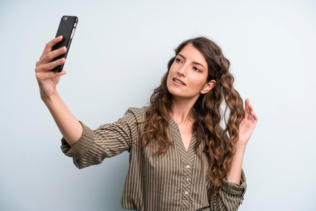 Jolie jeune femme adulte à l'aide de son téléphone intelligent