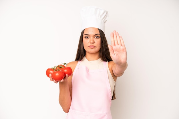 Jolie jeune femme adulte chef et ingrédients concept d'aliments sains