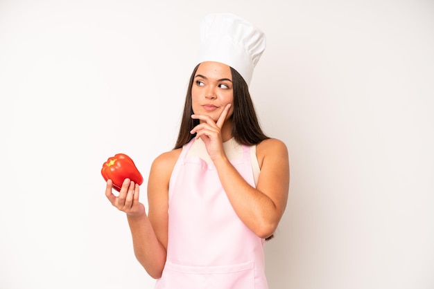 Jolie jeune femme adulte chef et ingrédients concept d'aliments sains