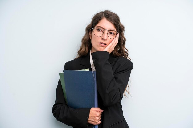 Jolie jeune femme adulte avec concept d'entreprise de cahiers