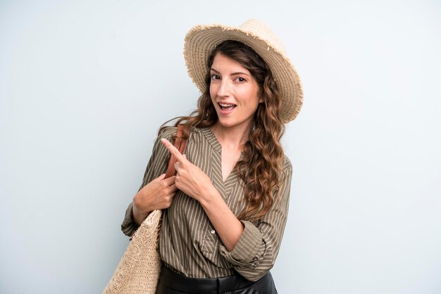 Jolie jeune femme adulte avec un concept d'été de chapeau